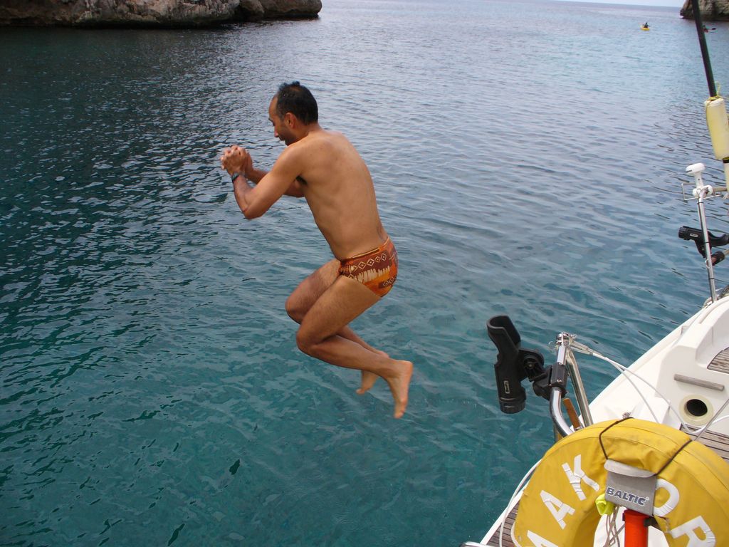 caveswim.jpg (175362 bytes)